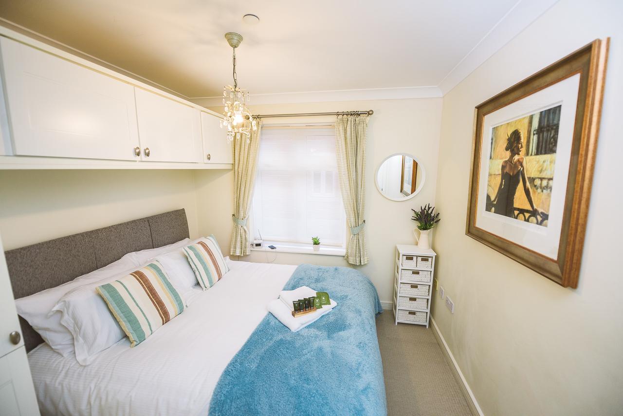 Charming Two Bedroom Apartment With Free Private Parking Leatherhead Exterior foto