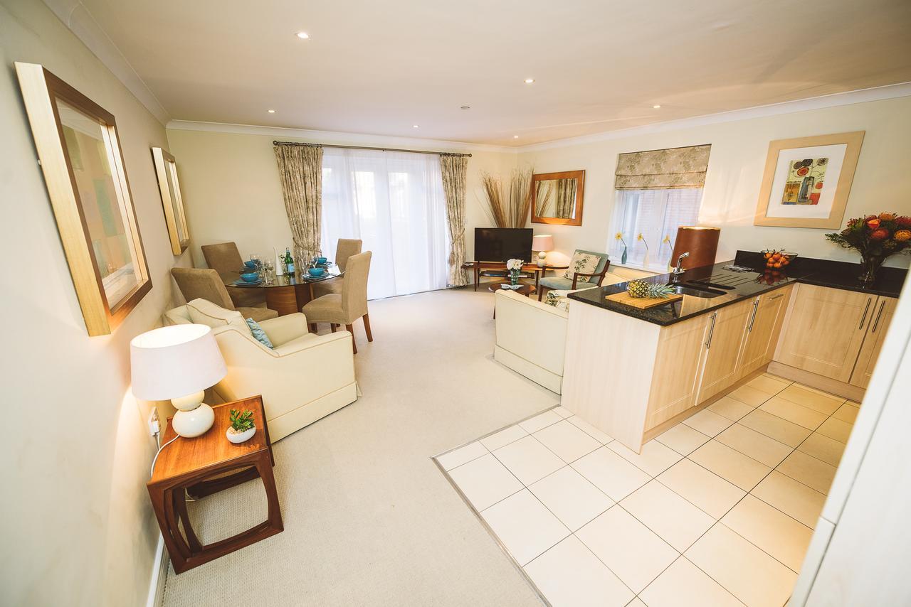Charming Two Bedroom Apartment With Free Private Parking Leatherhead Exterior foto