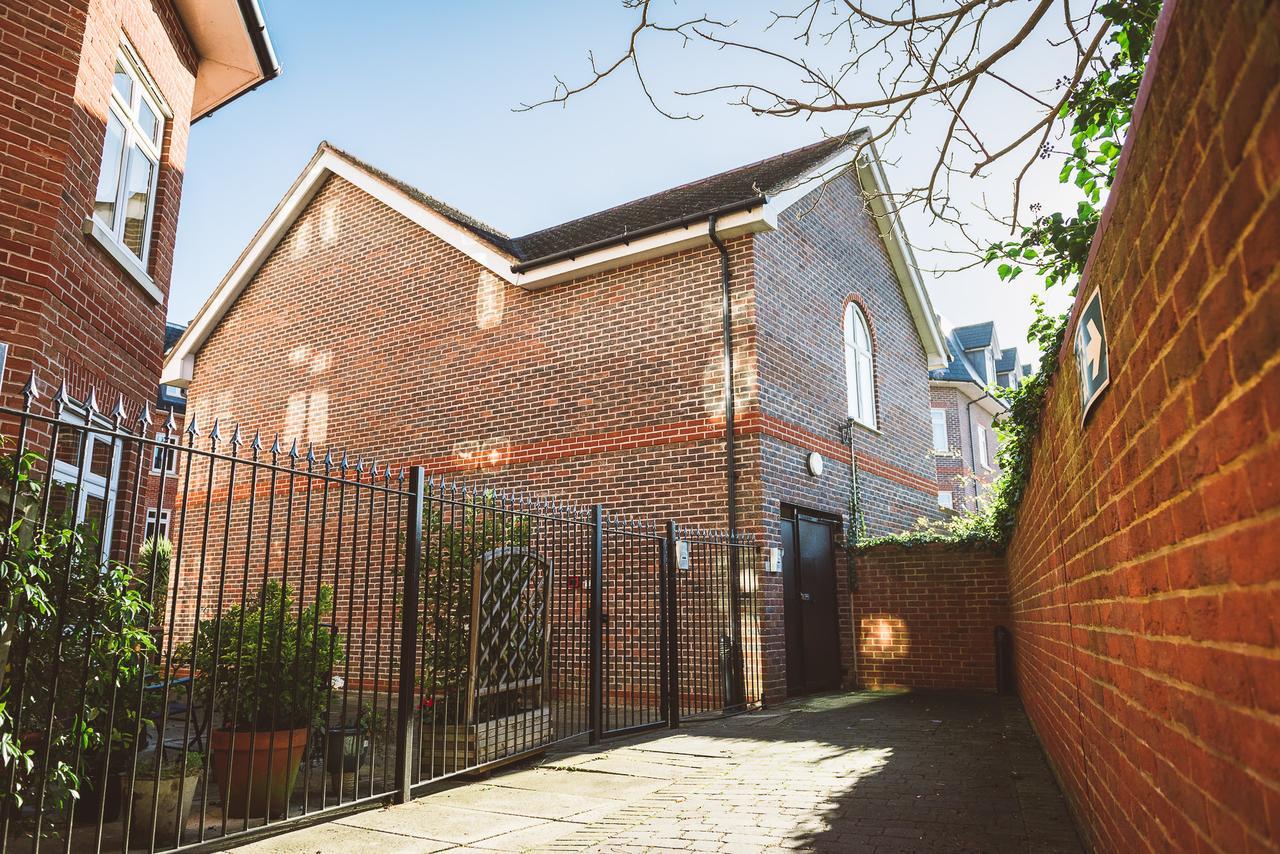 Charming Two Bedroom Apartment With Free Private Parking Leatherhead Exterior foto