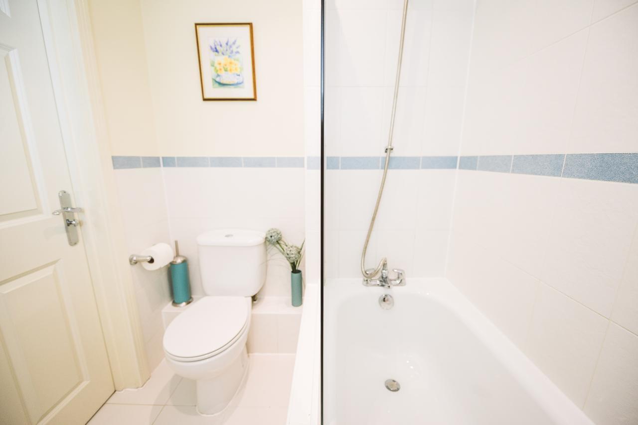 Charming Two Bedroom Apartment With Free Private Parking Leatherhead Exterior foto