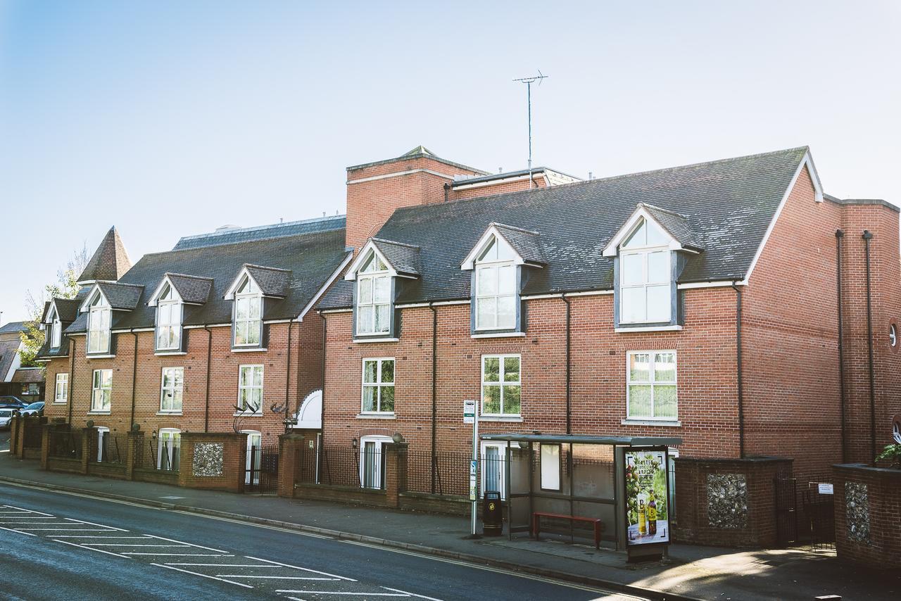 Charming Two Bedroom Apartment With Free Private Parking Leatherhead Exterior foto