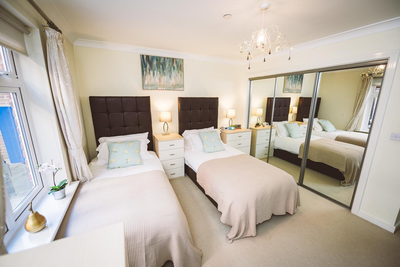 Charming Two Bedroom Apartment With Free Private Parking Leatherhead Exterior foto