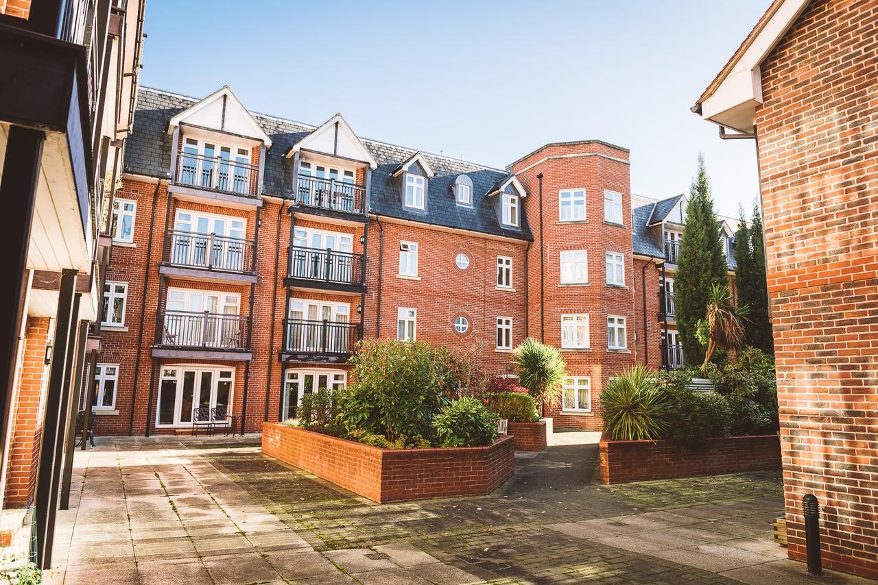 Charming Two Bedroom Apartment With Free Private Parking Leatherhead Exterior foto
