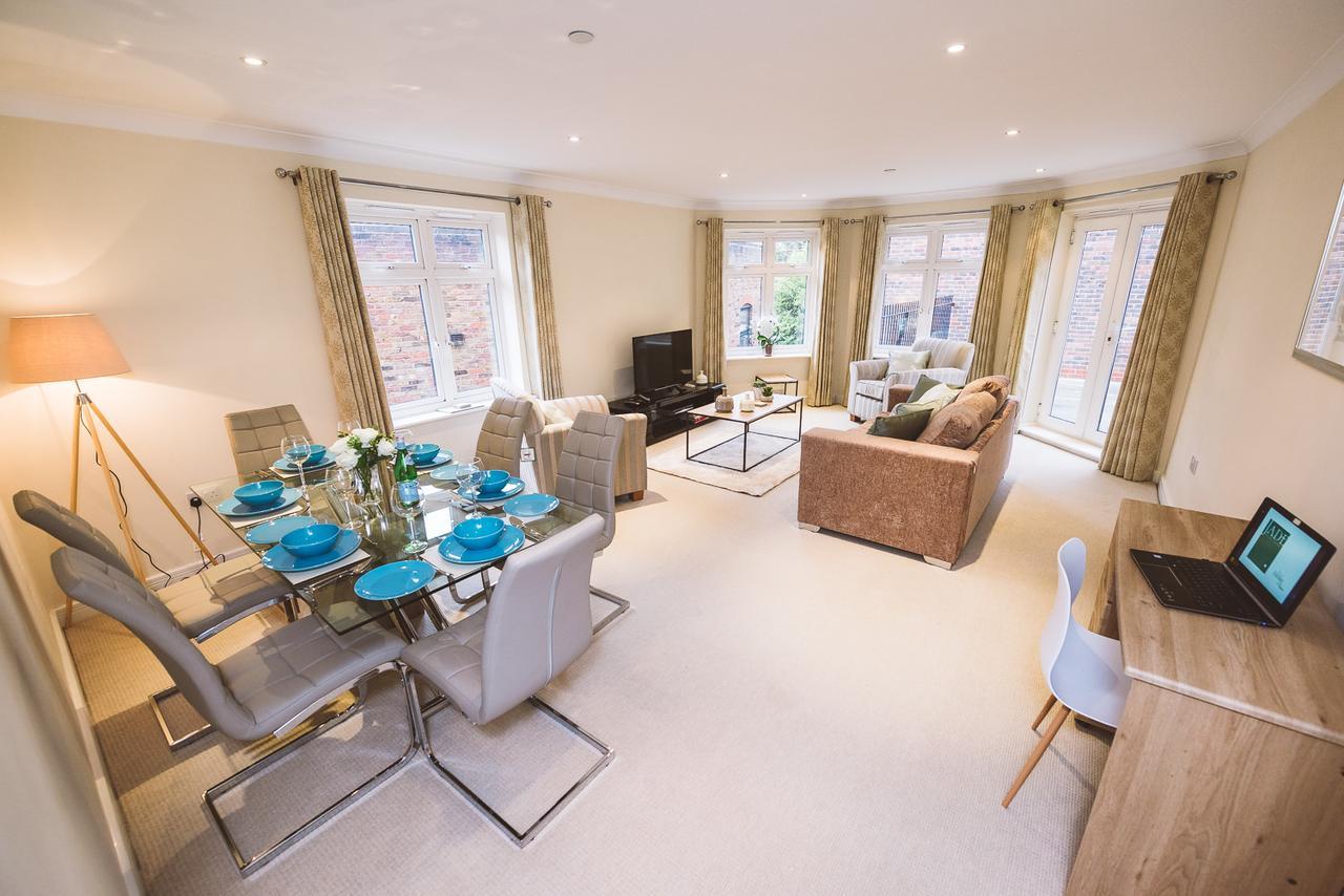 Charming Two Bedroom Apartment With Free Private Parking Leatherhead Exterior foto