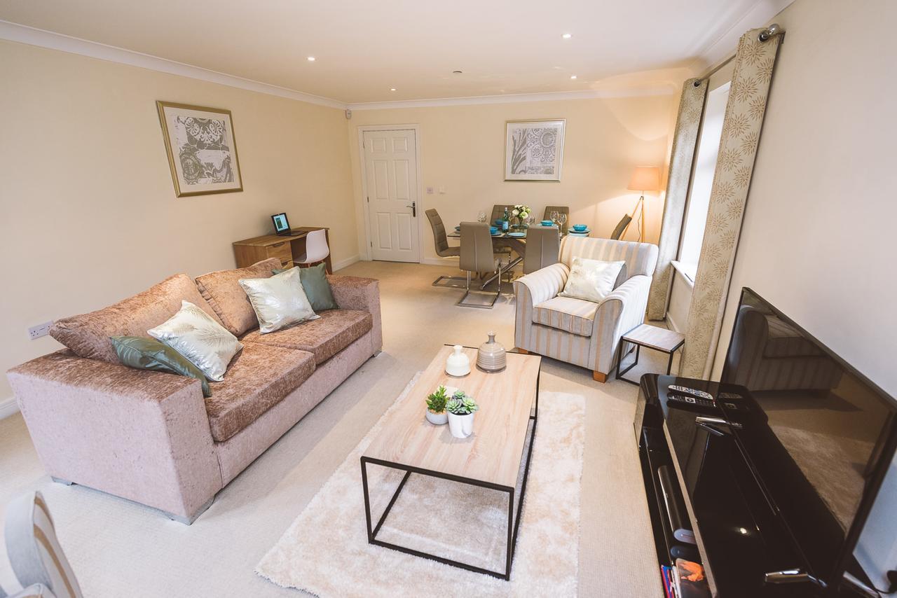 Charming Two Bedroom Apartment With Free Private Parking Leatherhead Exterior foto