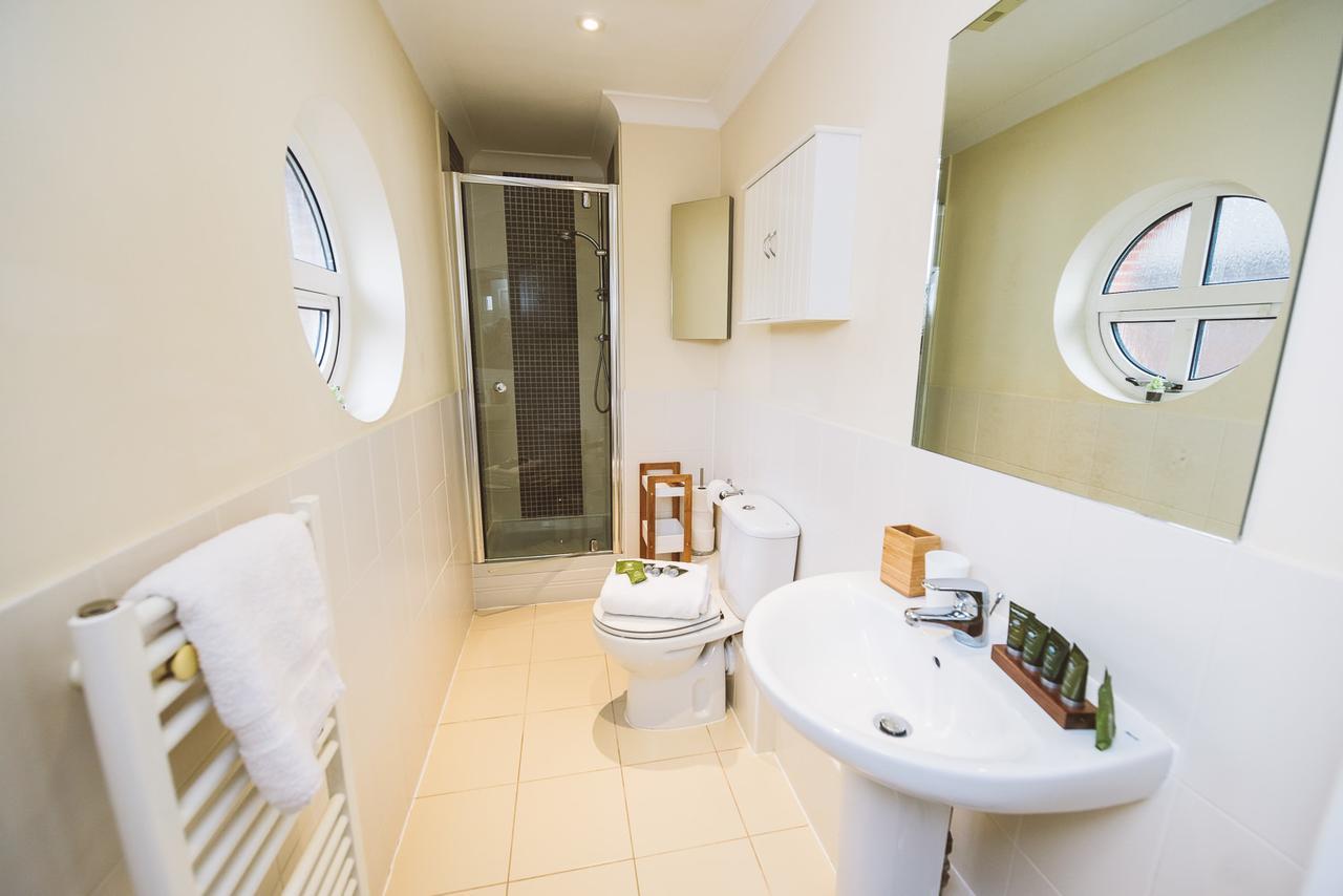 Charming Two Bedroom Apartment With Free Private Parking Leatherhead Exterior foto