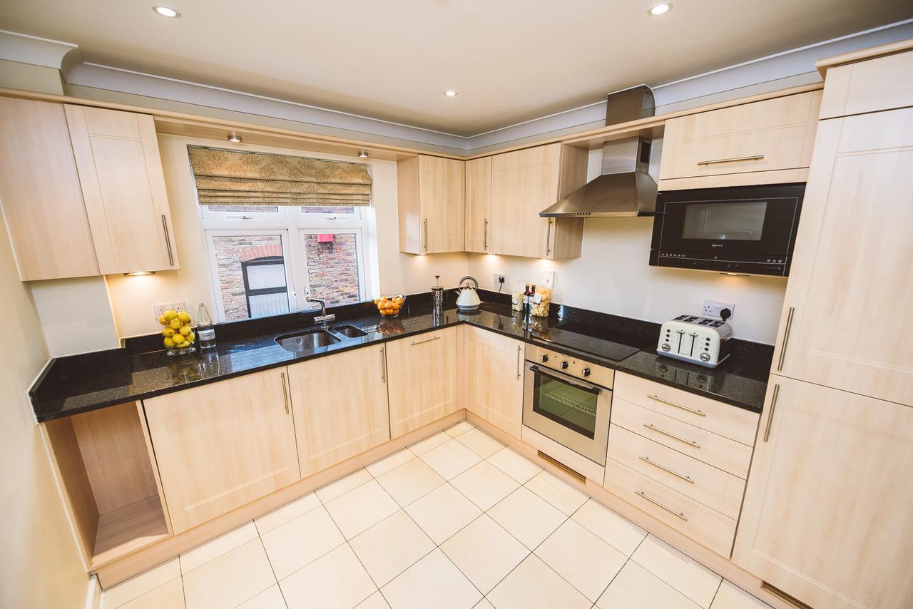 Charming Two Bedroom Apartment With Free Private Parking Leatherhead Exterior foto