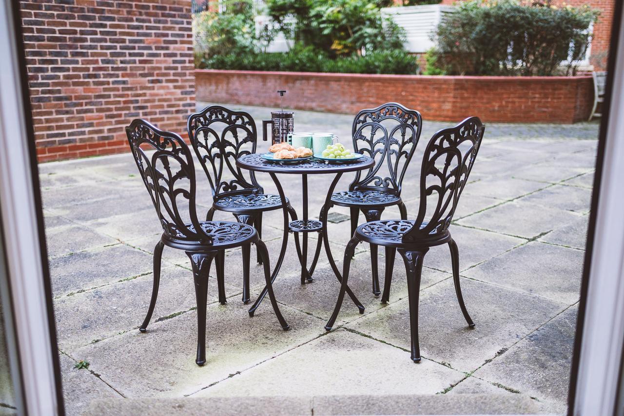 Charming Two Bedroom Apartment With Free Private Parking Leatherhead Exterior foto