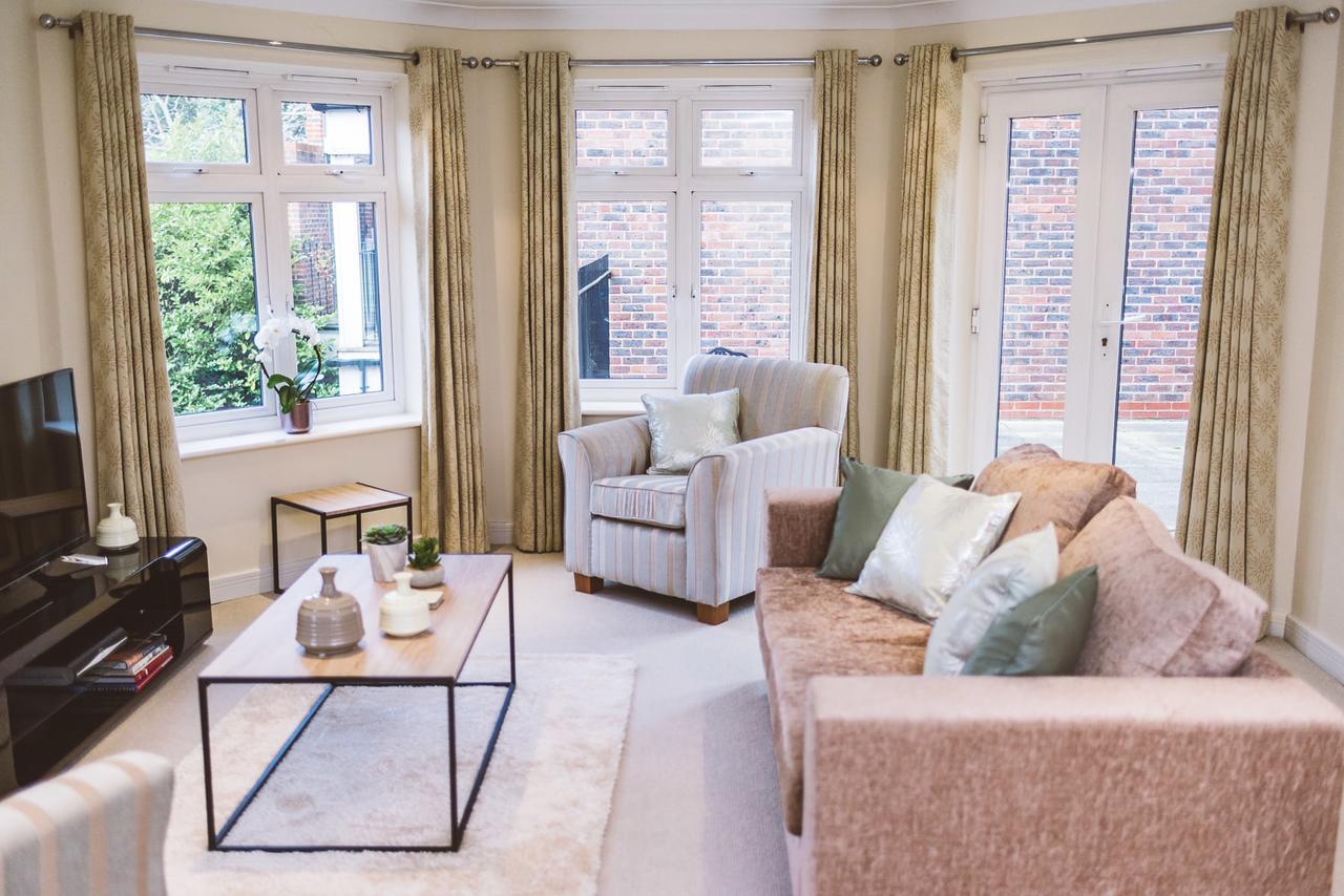 Charming Two Bedroom Apartment With Free Private Parking Leatherhead Exterior foto