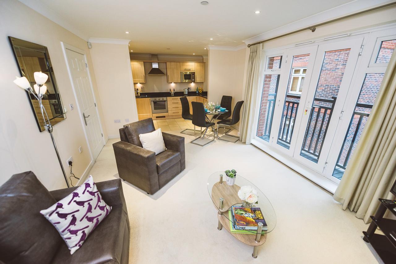 Charming Two Bedroom Apartment With Free Private Parking Leatherhead Exterior foto