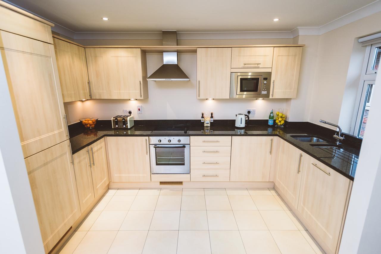 Charming Two Bedroom Apartment With Free Private Parking Leatherhead Exterior foto