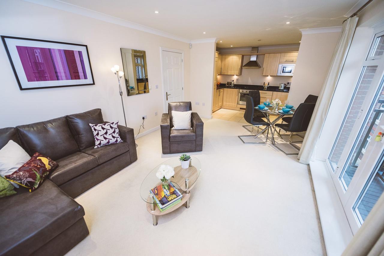 Charming Two Bedroom Apartment With Free Private Parking Leatherhead Exterior foto
